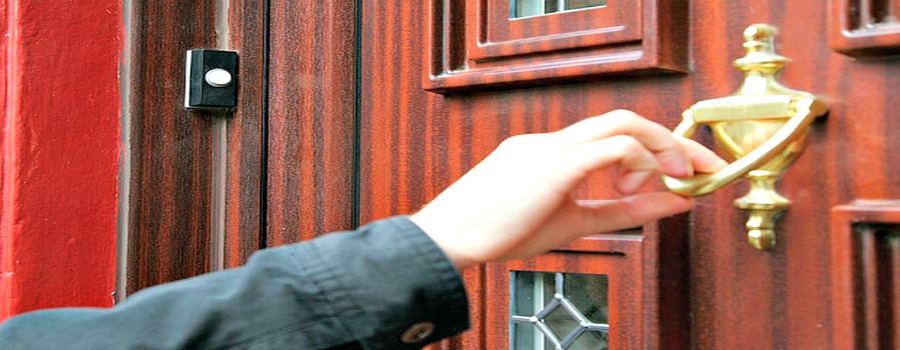 Police urgent warning of man knocking on doors asking to buy gold